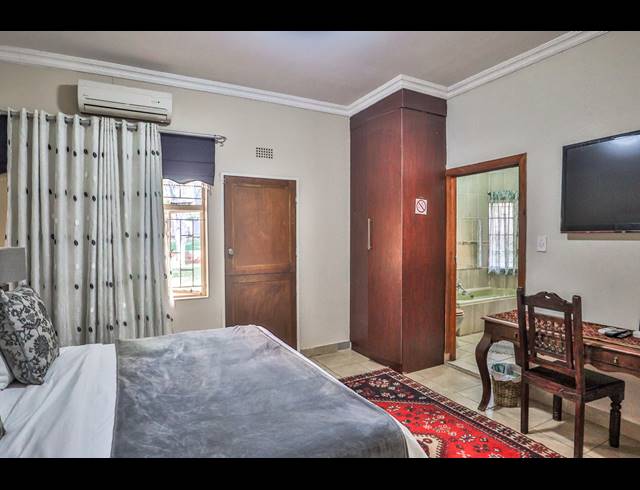 11 BEDROOM GUEST HOUSE FOR SALE IN PROTEA PARK